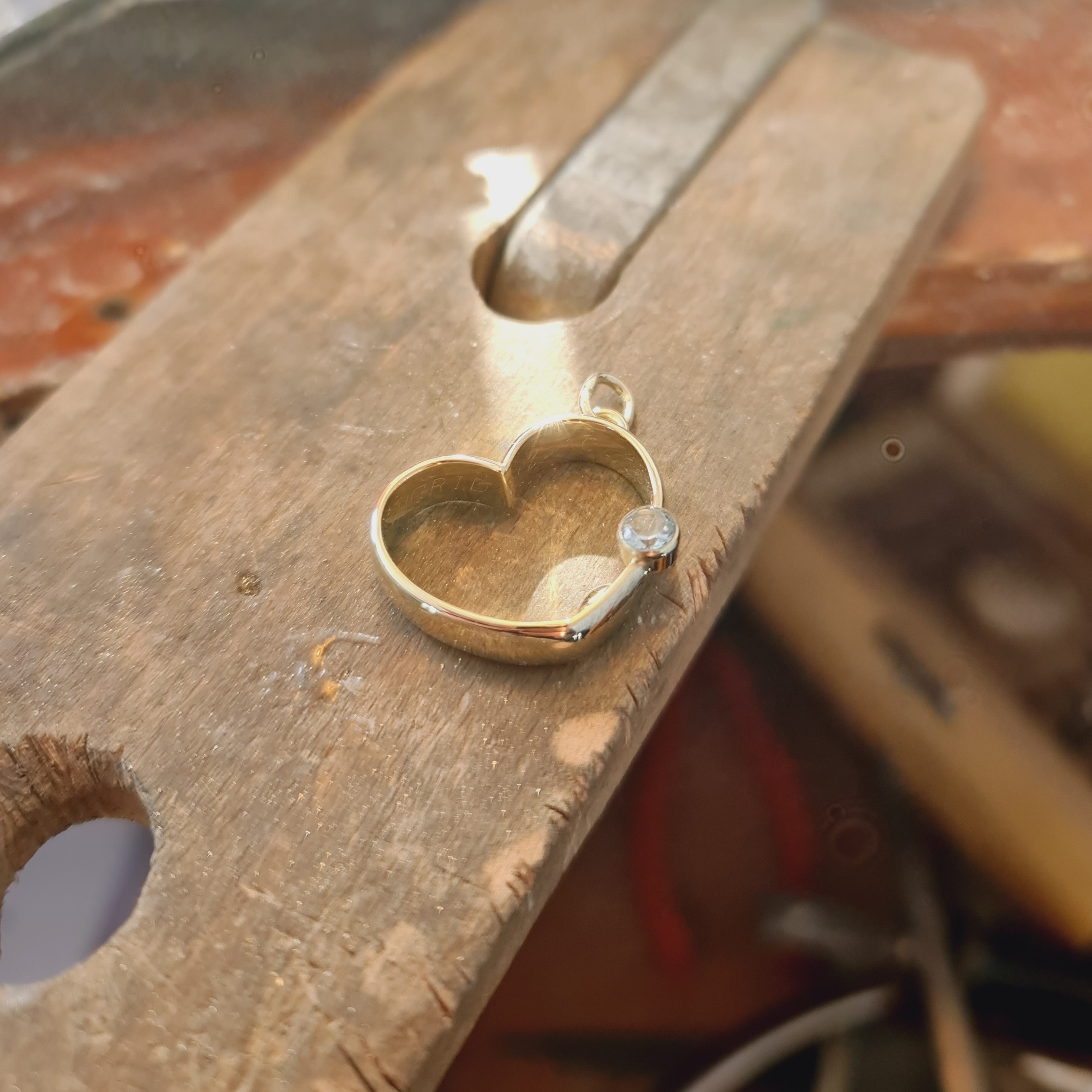 IJssel Juweliers Goudsmid gedenksieraden trouwring vermaakt naar hanger met diamant