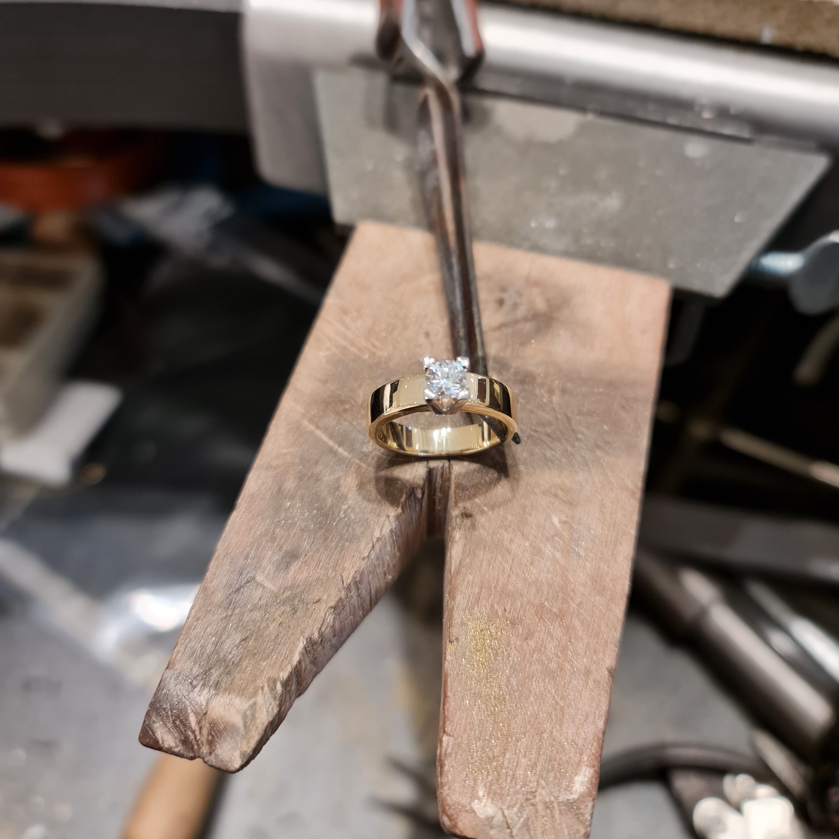 IJssel Juweliers goudsmid ring gemaakt met gebruik van eigen diamant